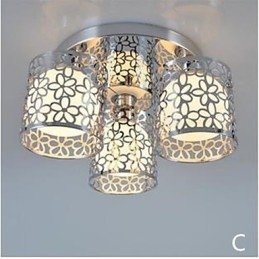 Plafonnier à trois lumières en verre avec dôme encastré