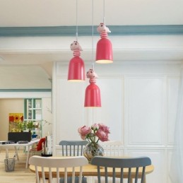 Suspension moderne en fer forgé et résine rose en forme de cochon