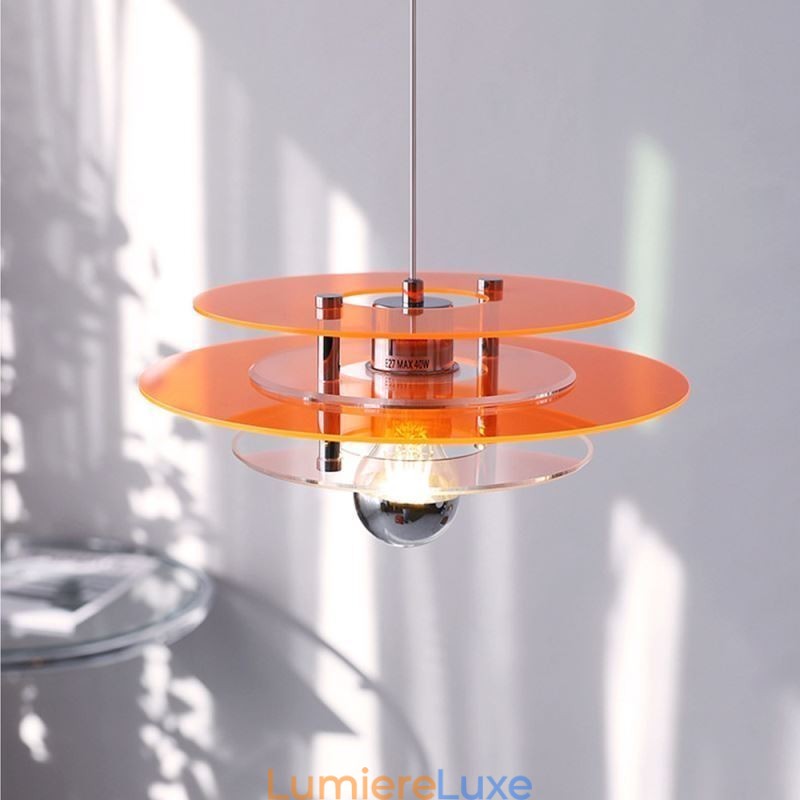 Suspension nordique post-moderne en acrylique