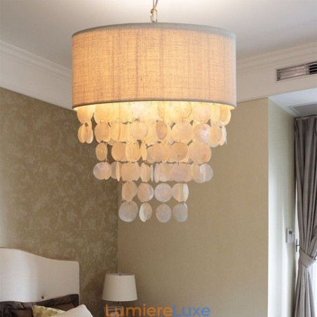 Suspension contemporaine en coquillages de méduses avec abat-jour cylindrique Suspension contemporaine en coquillages de méduses avec abat-jour cylindrique