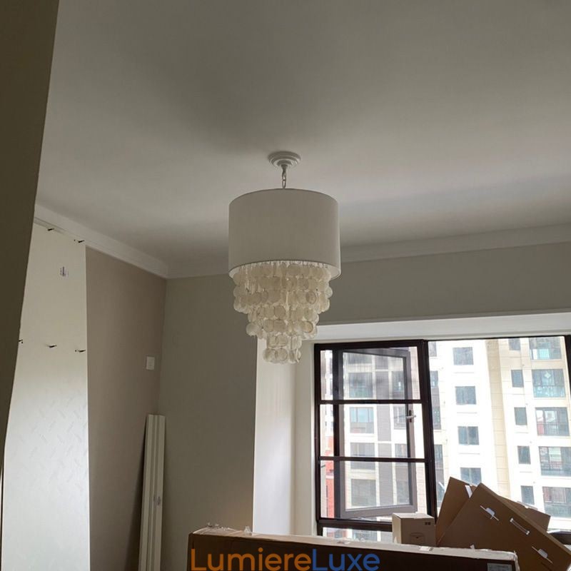 Suspension contemporaine en coquillages de méduses avec abat-jour cylindrique