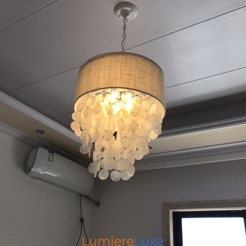 Suspension contemporaine en coquillages de méduses avec abat-jour cylindrique