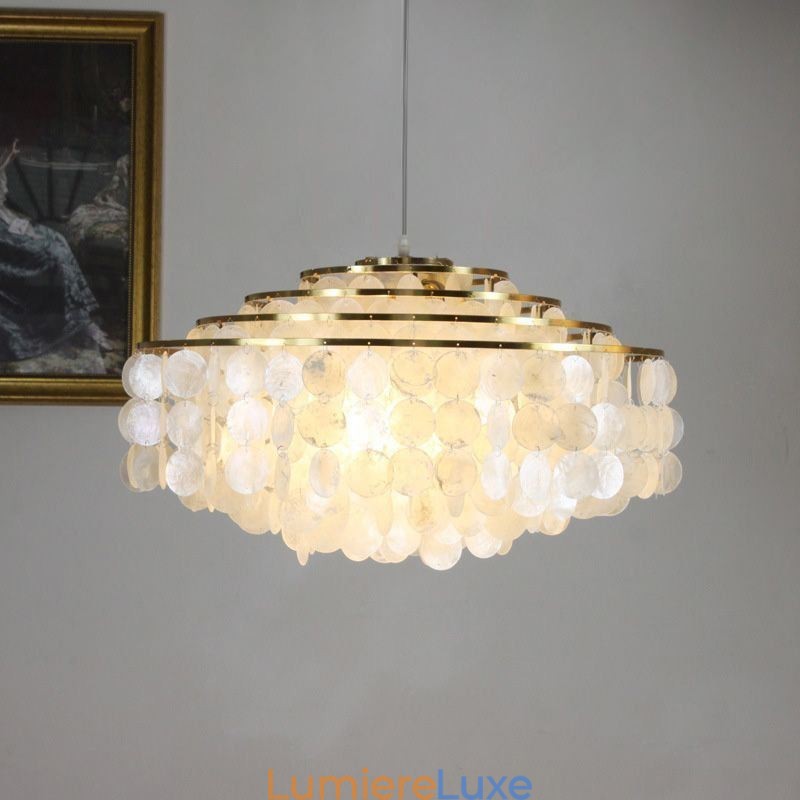 Lustre moderne en forme de goutte d'eau avec abat-jour en coquillage blanc