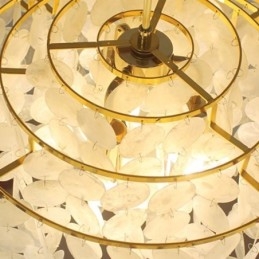 Lustre moderne en forme de goutte d'eau avec abat-jour en coquillage blanc