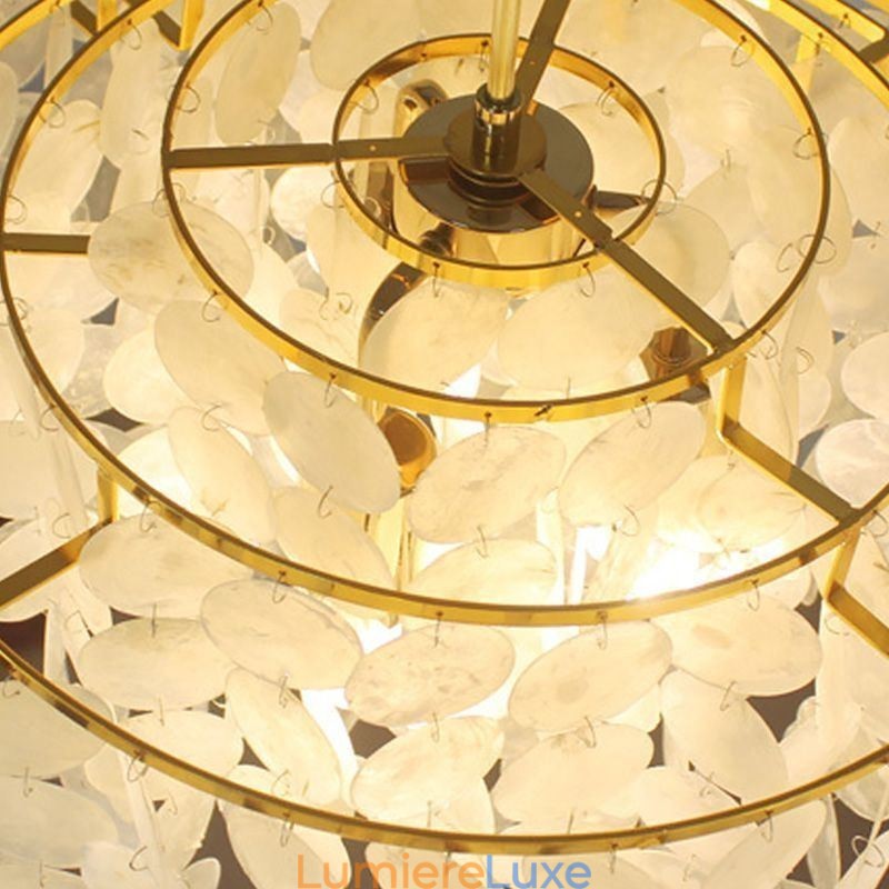 Lustre moderne en forme de goutte d'eau avec abat-jour en coquillage blanc