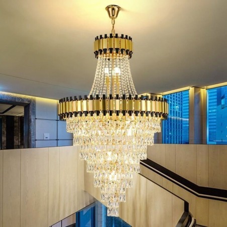 Plafonnier luxueux en cristal et suspension dorée Plafonnier luxueux en cristal et suspension dorée