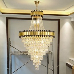 Plafonnier luxueux en cristal et suspension dorée