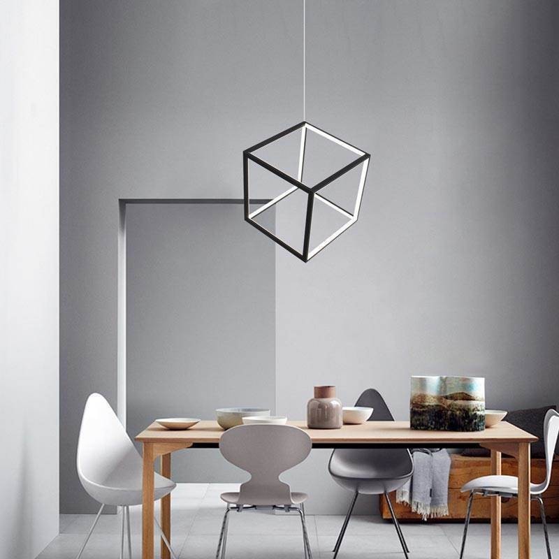 Suspension noire en forme de cube géométrique