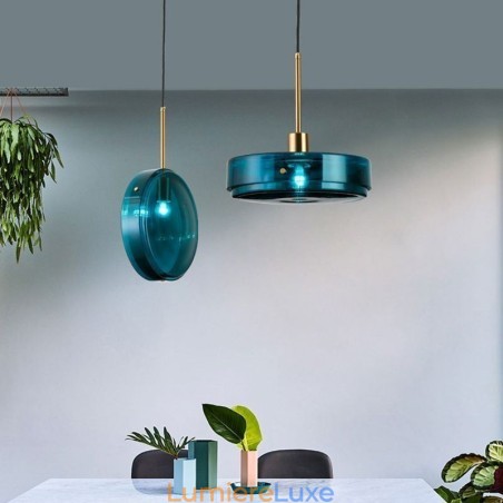 Suspension ronde en verre et fer forgé, design minimaliste et moderne Suspension ronde en verre et fer forgé, design minimaliste et moderne