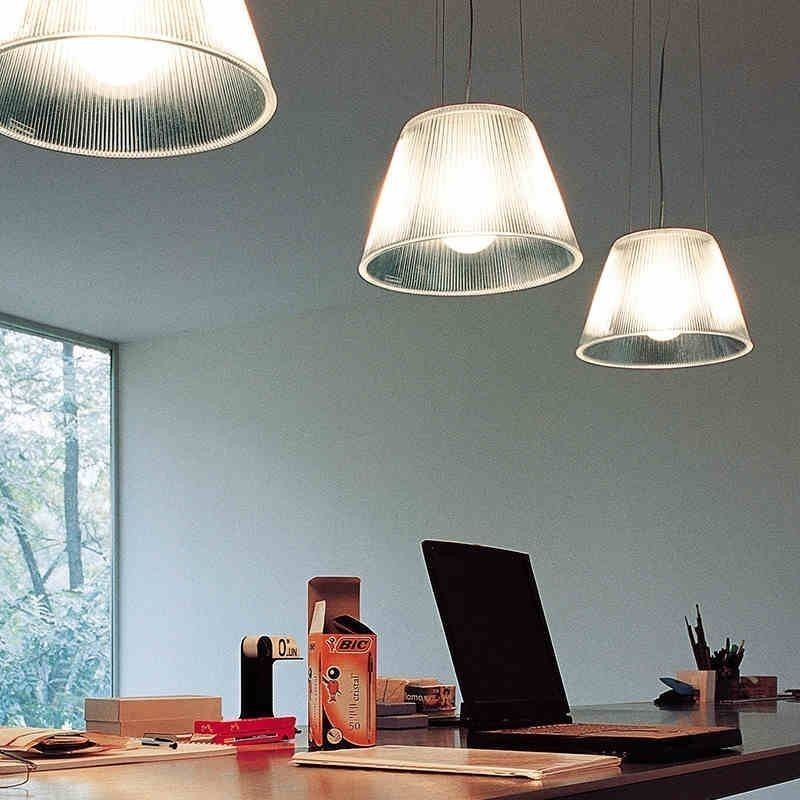 Suspension en verre moderne et simple