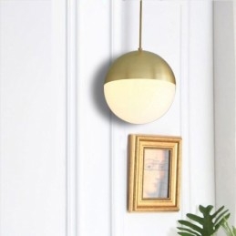 Lampe suspendue moderne en forme de boule de verre, idéale pour un îlot