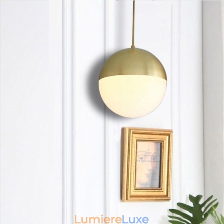 Lampe suspendue moderne en forme de boule de verre, idéale pour un îlot Lampe suspendue moderne en forme de boule de verre, idéale pour un îlot