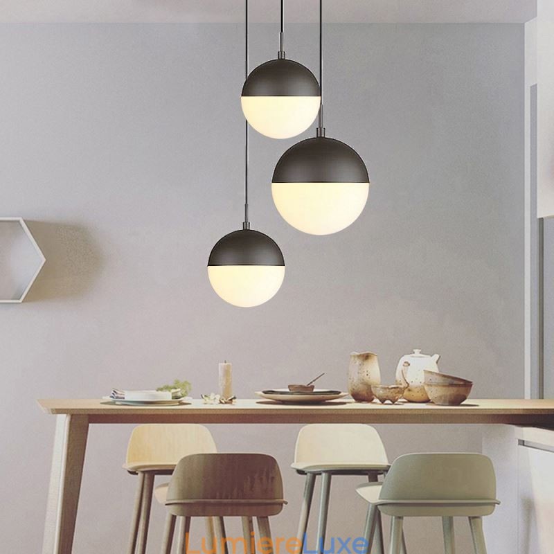 Lampe suspendue moderne en forme de boule de verre, idéale pour un îlot