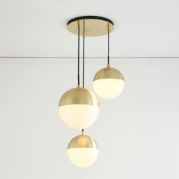 Lampe suspendue moderne en forme de boule de verre, idéale pour un îlot