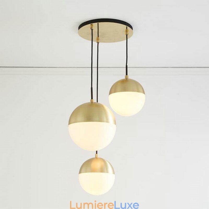 Lampe suspendue moderne en forme de boule de verre, idéale pour un îlot