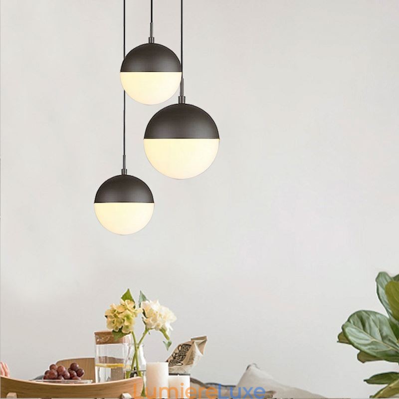 Lampe suspendue moderne en forme de boule de verre, idéale pour un îlot