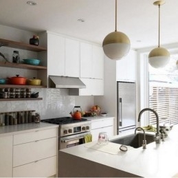 Lampe suspendue moderne en forme de boule de verre, idéale pour un îlot