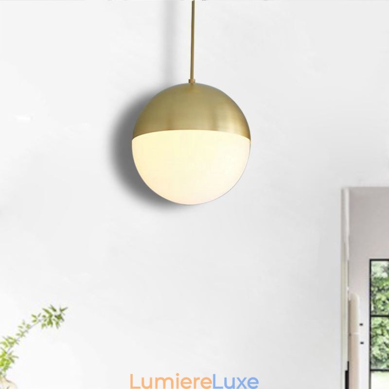 Lampe suspendue moderne en forme de boule de verre, idéale pour un îlot