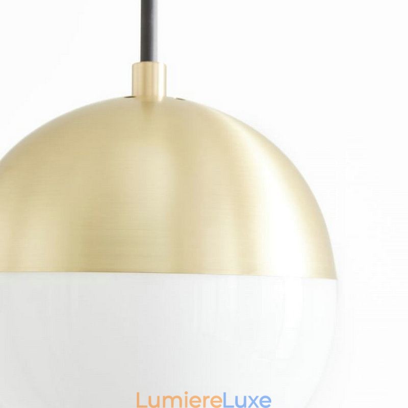 Lampe suspendue moderne en forme de boule de verre, idéale pour un îlot