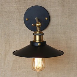 Villa de style industriel minimaliste rétro devant l'allée de l'église, parapluie, robe noire, mur décoré
