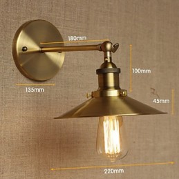 Villa de style industriel minimaliste, parapluies décoratifs rétro en cuivre devant le mur de l'allée de l'église