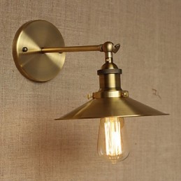 Villa de style industriel minimaliste, parapluies décoratifs rétro en cuivre devant le mur de l'allée de l'église