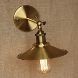 Villa de style industriel minimaliste, parapluies décoratifs rétro en cuivre devant le mur de l'allée de l'église