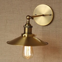 Villa de style industriel minimaliste, parapluies décoratifs rétro en cuivre devant le mur de l'allée de l'église