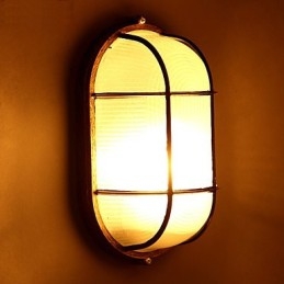 Une personnalité créative restaure les anciennes méthodes de lampes murales en verre