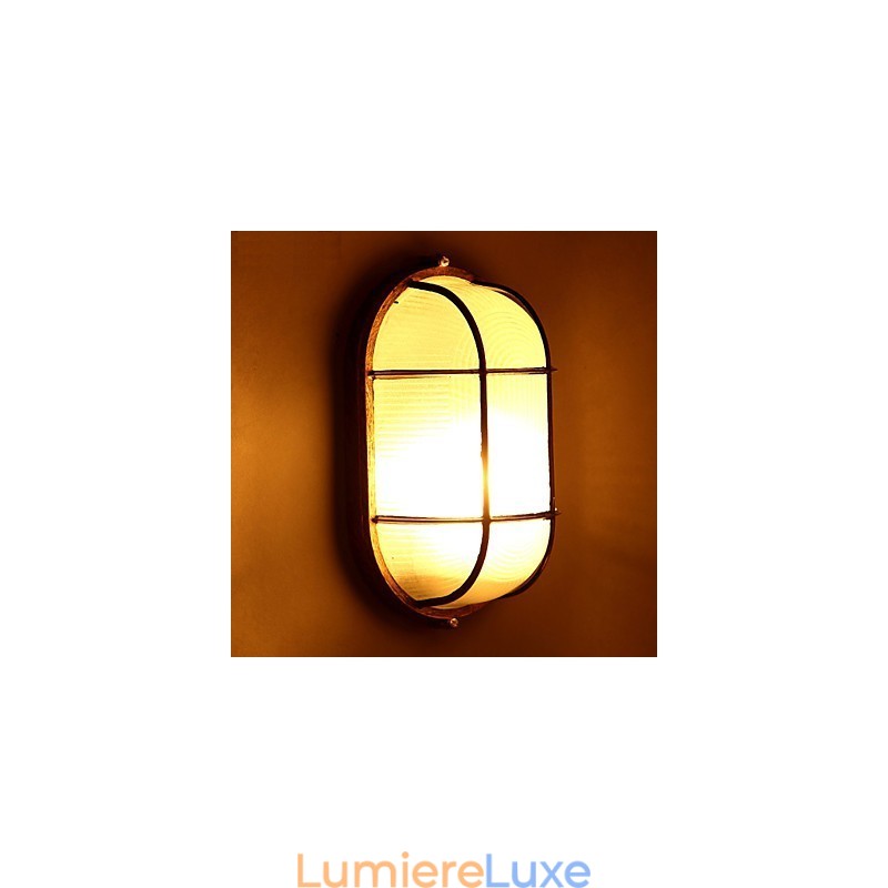 Une personnalité créative restaure les anciennes méthodes de lampes murales en verre