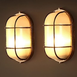 Une personnalité créative restaure les anciennes méthodes de lampes murales en verre