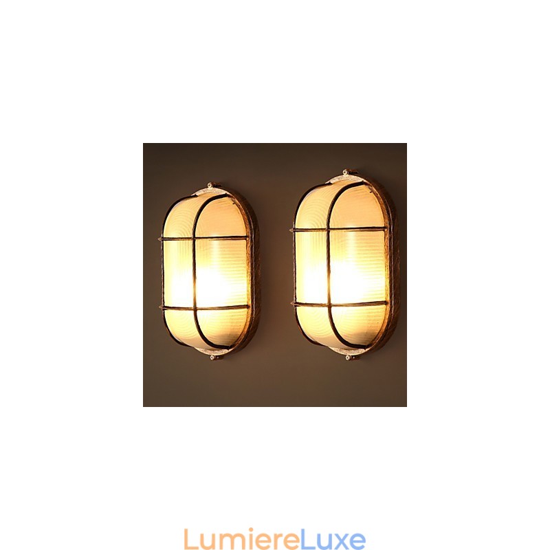 Une personnalité créative restaure les anciennes méthodes de lampes murales en verre