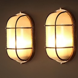 Une personnalité créative restaure les anciennes méthodes de lampes murales en verre