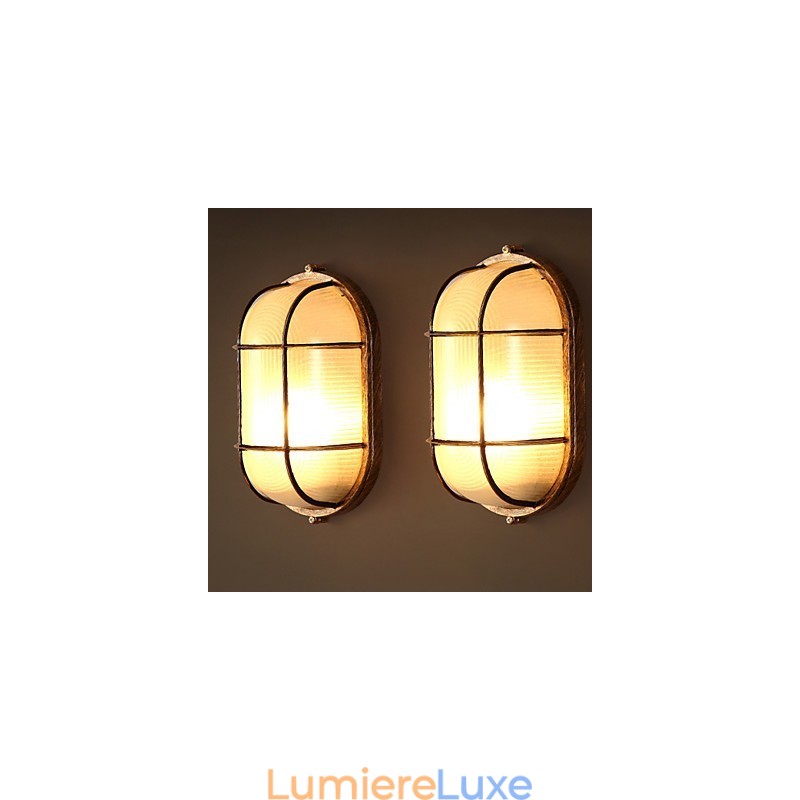 Une personnalité créative restaure les anciennes méthodes de lampes murales en verre