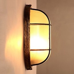 Une personnalité créative restaure les anciennes méthodes de lampes murales en verre