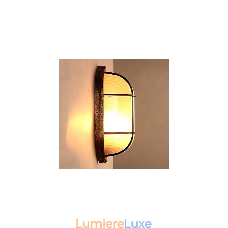 Une personnalité créative restaure les anciennes méthodes de lampes murales en verre