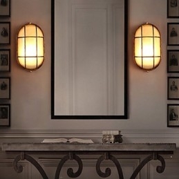 Une personnalité créative restaure les anciennes méthodes de lampes murales en verre