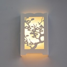 Applique murale blanche en forme de fleur de prunier, avec motifs sculptés ou dessins sur boiseries