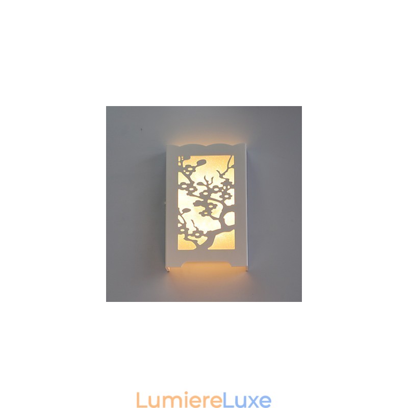 Applique murale blanche en forme de fleur de prunier, avec motifs sculptés ou dessins sur boiseries