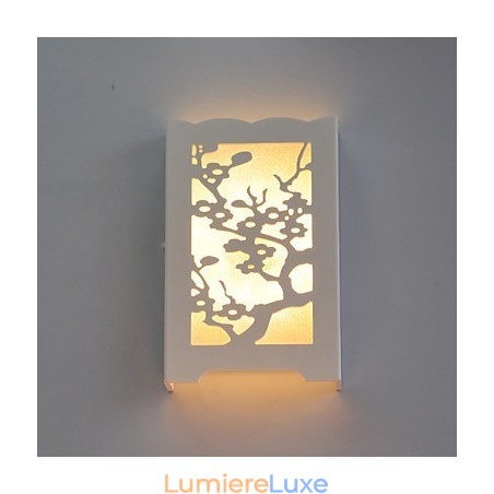 Applique murale blanche en forme de fleur de prunier, avec motifs sculptés ou dessins sur boiseries Applique murale blanche en forme de fleur de prunier, avec motifs sculptés ou dessins sur boiseries