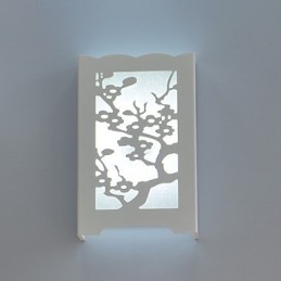 Applique murale blanche en forme de fleur de prunier, avec motifs sculptés ou dessins sur boiseries