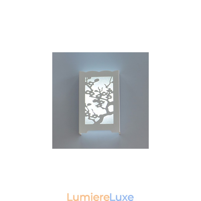 Applique murale blanche en forme de fleur de prunier, avec motifs sculptés ou dessins sur boiseries