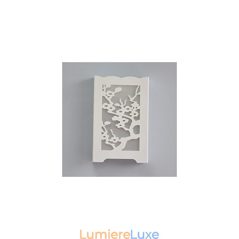 Applique murale blanche en forme de fleur de prunier, avec motifs sculptés ou dessins sur boiseries