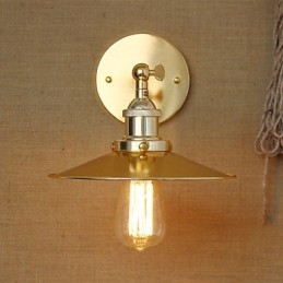 Villa de style industriel minimaliste, parapluie doré nostalgique devant l'allée de l'église, mur décoré