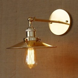 Villa de style industriel minimaliste, parapluie doré nostalgique devant l'allée de l'église, mur décoré