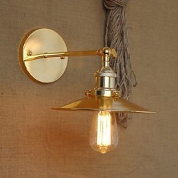 Villa de style industriel minimaliste, parapluie doré nostalgique devant l'allée de l'église, mur décoré