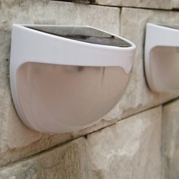 La nouvelle lampe murale solaire à contrôle sonore et lumineux pour jardin, clôture, villa