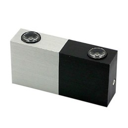 Applique murale moderne avec corps cubique mi-argenté mi-noir au design chic 2 s