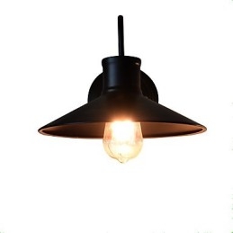 Applique murale en fer forgé, lampe sabre laser noire muette sur le mur