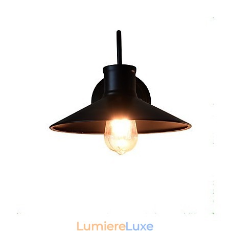 Applique murale en fer forgé, lampe sabre laser noire muette sur le mur Applique murale en fer forgé, lampe sabre laser noire muette sur le mur